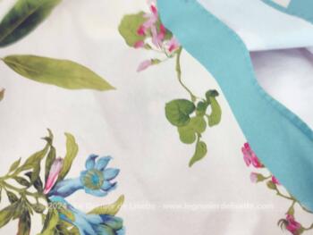 Vraiment tendance rose et bleu shabby, voici une belle nappe originale de 68 x 69 cm, décorée par de superbes dessins de fleurs et cerné d'une large bande bleue.