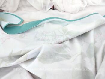Vraiment tendance rose et bleu shabby, voici une belle nappe originale de 68 x 69 cm, décorée par de superbes dessins de fleurs et cerné d'une large bande bleue.