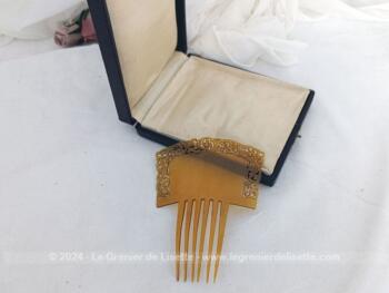 Sur 11 x 14 x0.2 cm, voici un superbe peigne à chignon à six dents, totalement vintage et très décoratif dans le style espagnol, réalisé en rhodoïd blond sans signature si estampille.