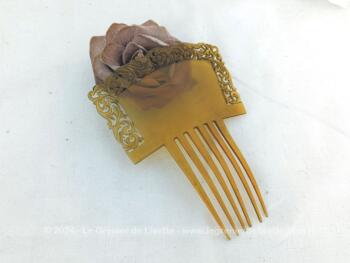 Sur 11 x 14 x0.2 cm, voici un superbe peigne à chignon à six dents, totalement vintage et très décoratif dans le style espagnol, réalisé en rhodoïd blond sans signature si estampille.