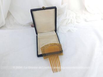 Sur 11 x 14 x0.2 cm, voici un superbe peigne à chignon à six dents, totalement vintage et très décoratif dans le style espagnol, réalisé en rhodoïd blond sans signature si estampille.
