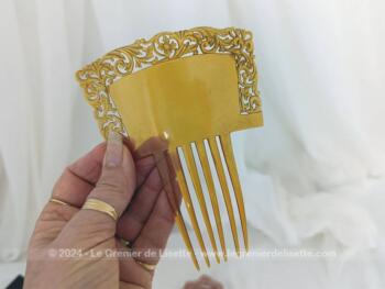Sur 11 x 14 x0.2 cm, voici un superbe peigne à chignon à six dents, totalement vintage et très décoratif dans le style espagnol, réalisé en rhodoïd blond sans signature si estampille.