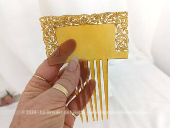 Sur 11 x 14 x0.2 cm, voici un superbe peigne à chignon à six dents, totalement vintage et très décoratif dans le style espagnol, réalisé en rhodoïd blond sans signature si estampille.