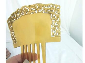 Sur 11 x 14 x0.2 cm, voici un superbe peigne à chignon à six dents, totalement vintage et très décoratif dans le style espagnol, réalisé en rhodoïd blond sans signature si estampille.