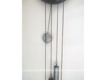 Voici une superbe pendule en étain bien ouvragée fonctionnant avec une pile pour faire tourner les aiguilles et activer le balancier. Elle a tout pour donner l'impression d'une ancienne pendule avec balancier et poids. Vraiment belle et très décorative.