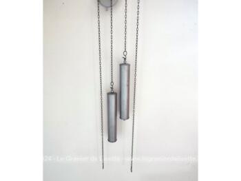 Voici une superbe pendule en étain bien ouvragée fonctionnant avec une pile pour faire tourner les aiguilles et activer le balancier. Elle a tout pour donner l'impression d'une ancienne pendule avec balancier et poids. Vraiment belle et très décorative.
