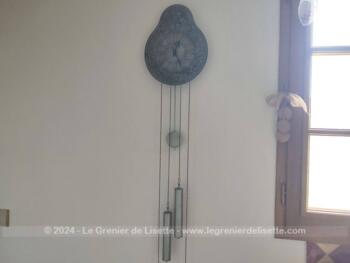 Voici une superbe pendule en étain bien ouvragée fonctionnant avec une pile pour faire tourner les aiguilles et activer le balancier. Elle a tout pour donner l'impression d'une ancienne pendule avec balancier et poids. Vraiment belle et très décorative.