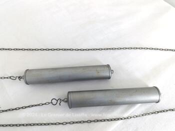Voici une superbe pendule en étain bien ouvragée fonctionnant avec une pile pour faire tourner les aiguilles et activer le balancier. Elle a tout pour donner l'impression d'une ancienne pendule avec balancier et poids. Vraiment belle et très décorative.