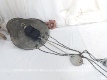 Voici une superbe pendule en étain bien ouvragée fonctionnant avec une pile pour faire tourner les aiguilles et activer le balancier. Elle a tout pour donner l'impression d'une ancienne pendule avec balancier et poids. Vraiment belle et très décorative.