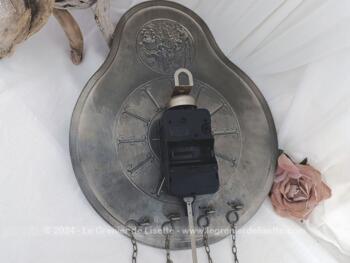 Voici une superbe pendule en étain bien ouvragée fonctionnant avec une pile pour faire tourner les aiguilles et activer le balancier. Elle a tout pour donner l'impression d'une ancienne pendule avec balancier et poids. Vraiment belle et très décorative.