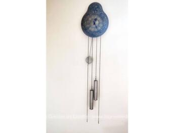Voici une superbe pendule en étain bien ouvragée fonctionnant avec une pile pour faire tourner les aiguilles et activer le balancier. Elle a tout pour donner l'impression d'une ancienne pendule avec balancier et poids. Vraiment belle et très décorative.