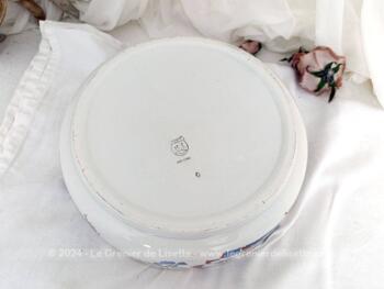 Voici un ancien service de toilette en porcelaine St Amand Céranord semi-vitrifié, avec  bassine et broc décorés de pensées blanches aux feuilles bordeaux sur fond bleues dans un style tendance Art Déco.