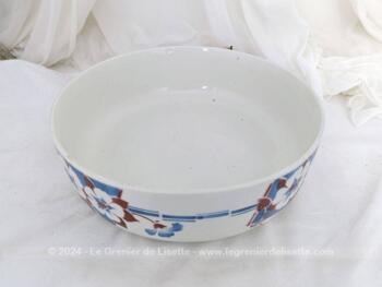 Voici un ancien service de toilette en porcelaine St Amand Céranord semi-vitrifié, avec  bassine et broc décorés de pensées blanches aux feuilles bordeaux sur fond bleues dans un style tendance Art Déco.