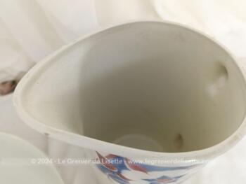 Voici un ancien service de toilette en porcelaine St Amand Céranord semi-vitrifié, avec  bassine et broc décorés de pensées blanches aux feuilles bordeaux sur fond bleues dans un style tendance Art Déco.