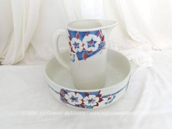 Voici un ancien service de toilette en porcelaine St Amand Céranord semi-vitrifié, avec  bassine et broc décorés de pensées blanches aux feuilles bordeaux sur fond bleues dans un style tendance Art Déco.