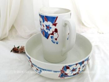 Voici un ancien service de toilette en porcelaine St Amand Céranord semi-vitrifié, avec  bassine et broc décorés de pensées blanches aux feuilles bordeaux sur fond bleues dans un style tendance Art Déco.