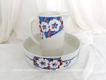 Voici un ancien service de toilette en porcelaine St Amand Céranord semi-vitrifié, avec  bassine et broc décorés de pensées blanches aux feuilles bordeaux sur fond bleues dans un style tendance Art Déco.