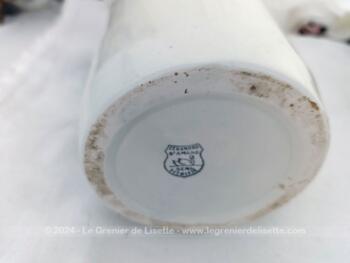 Voici un ancien service de toilette en porcelaine St Amand Céranord semi-vitrifié, avec  bassine et broc décorés de pensées blanches aux feuilles bordeaux sur fond bleues dans un style tendance Art Déco.