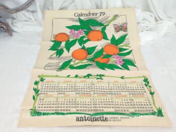 Cadeau publicitaire du mensuel féminin de la C.G.T. Antoinette, voici un ancien torchon calendrier pour l'année 1979 de 47 x 64 cm avec en décors des branches d'oranger avec de belles oranges.