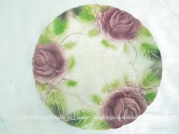Superbe trio assiettes de collection de 20 cm de diamètre en barbotine issue des Faïenceries Onnaing, décorées de fleurs roses et feuillages avec une bordure contournée et ourlée d'un filet doré. Poinçon au dos forme 