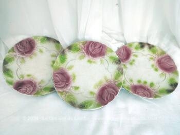 Superbe trio assiettes de collection de 20 cm de diamètre en barbotine issue des Faïenceries Onnaing, décorées de fleurs roses et feuillages avec une bordure contournée et ourlée d'un filet doré. Poinçon au dos forme 