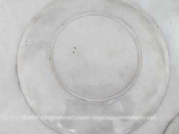 Superbe trio assiettes de collection de 20 cm de diamètre en barbotine issue des Faïenceries Onnaing, décorées de fleurs roses et feuillages avec une bordure contournée et ourlée d'un filet doré. Poinçon au dos forme 