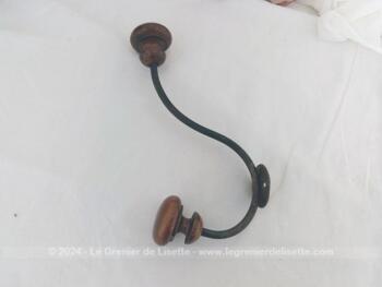 Voici une ancienne patère double avec embouts en bois bien ouvragés et le corps en métal, le tout bien patiné par le temps. A. vec écusson percé pour la fixer
