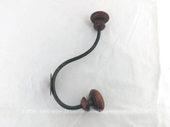 Voici une ancienne patère double avec embouts en bois bien ouvragés et le corps en métal, le tout bien patiné par le temps. A. vec écusson percé pour la fixer