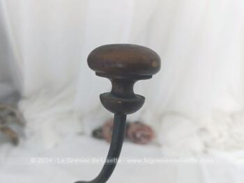 Voici une ancienne patère double avec embouts en bois bien ouvragés et le corps en métal, le tout bien patiné par le temps. A. vec écusson percé pour la fixer