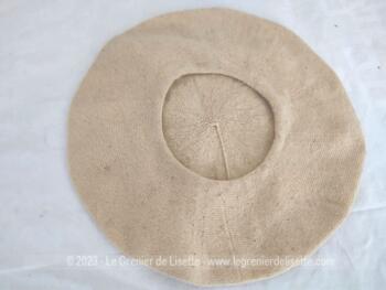 Voici un adorable béret  vintage forma galette réalisé à la main en laine rustique couleur camel.  Pour une allure d'autrefois remplie de charme !