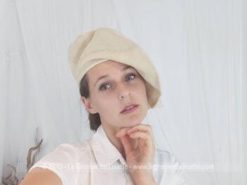 Voici un adorable béret  vintage forma galette réalisé à la main en laine rustique couleur camel.  Pour une allure d'autrefois remplie de charme !