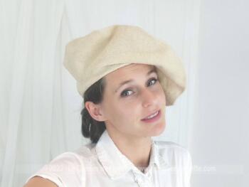 Voici un adorable béret  vintage forma galette réalisé à la main en laine rustique couleur camel.  Pour une allure d'autrefois remplie de charme !