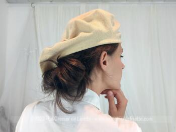 Voici un adorable béret  vintage forma galette réalisé à la main en laine rustique couleur camel.  Pour une allure d'autrefois remplie de charme !