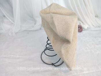 Voici un adorable béret  vintage forma galette réalisé à la main en laine rustique couleur camel.  Pour une allure d'autrefois remplie de charme !
