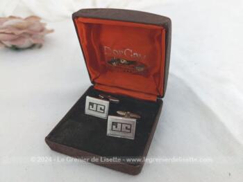 Dans superbe écrin d'origine, voici une paire de boutons de manchettes vintage en argent avec poinçon et portant la gravure des monogrammes JC.