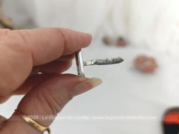 Dans superbe écrin d'origine, voici une paire de boutons de manchettes vintage en argent avec poinçon et portant la gravure des monogrammes JC.