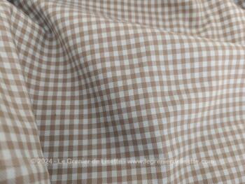 Sur 200 x 155 cm, voici un coupon de tissus au motif bien original de vichy beige, en coton mélangé polyester.  Pour des créations comme autrefois aussi bien dans l'habillement que dans l'ameublement ! Très tendance shabby.