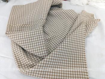 Sur 200 x 155 cm, voici un coupon de tissus au motif bien original de vichy beige, en coton mélangé polyester.  Pour des créations comme autrefois aussi bien dans l'habillement que dans l'ameublement ! Très tendance shabby.