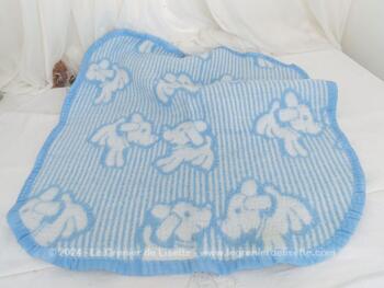Voici une couverture vintage pour berceau de 74 x 68 cm en fibres textiles Bayer Dralon, 100% acrylique pour des berceaux de bébés  ou de poupons.