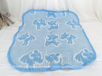 Voici une couverture vintage pour berceau de 74 x 68 cm en fibres textiles Bayer Dralon, 100% acrylique pour des berceaux de bébés  ou de poupons.