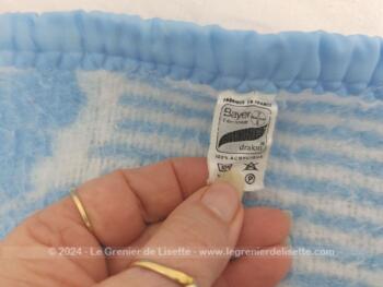 Voici une couverture vintage pour berceau de 74 x 68 cm en fibres textiles Bayer Dralon, 100% acrylique pour des berceaux de bébés  ou de poupons.