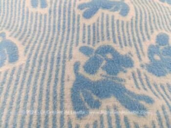 Voici une couverture vintage pour berceau de 74 x 68 cm en fibres textiles Bayer Dralon, 100% acrylique pour des berceaux de bébés  ou de poupons.