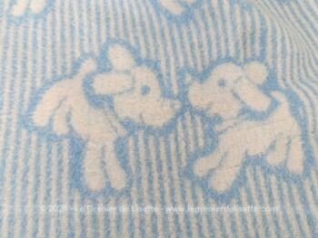 Voici une couverture vintage pour berceau de 74 x 68 cm en fibres textiles Bayer Dralon, 100% acrylique pour des berceaux de bébés  ou de poupons.