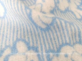 Voici une couverture vintage pour berceau de 74 x 68 cm en fibres textiles Bayer Dralon, 100% acrylique pour des berceaux de bébés  ou de poupons.