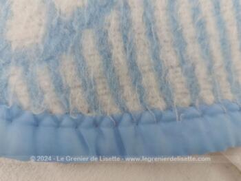 Voici une couverture vintage pour berceau de 74 x 68 cm en fibres textiles Bayer Dralon, 100% acrylique pour des berceaux de bébés  ou de poupons.