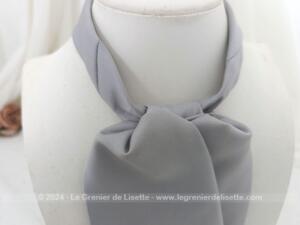 Cravate Ascot allure vintage polyester gris