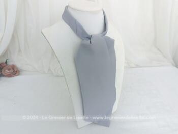Voici une belle cravate Ascot pour une allure vintage en tissus 100% polyester gris avec un systeme de fermeture avec crochet et élastique.