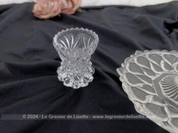 Voici un bougeoir rat de cave  et un autre bougeoir simple en verre très bien ouvragé aussi brillant que du cristal et très tendance shabby.