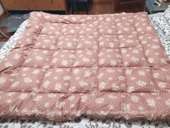 Sur 145 x 150 cm, voici un adorable édredon matelassé à l'allure vintage avec un remplissage ouaté et habillé d'un tissus  en coton mélangé couleur vieux rose avec de petites fleurs, tres tendance shabby.