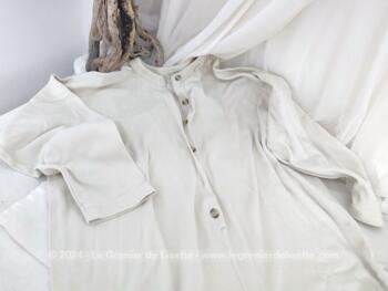 Voici une belle grenouillère en coton mélangé extensible pour homme. A porter de nuit ou sous des vêtements en cas de grand froid. Look vintage assuré.